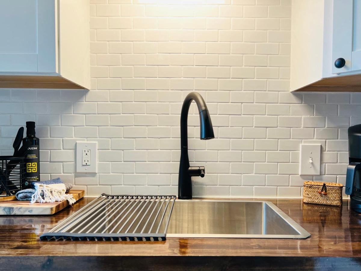 New 1 Bed 1 Bath: Close To Stadiums Hospitals & Downtown Apartment *