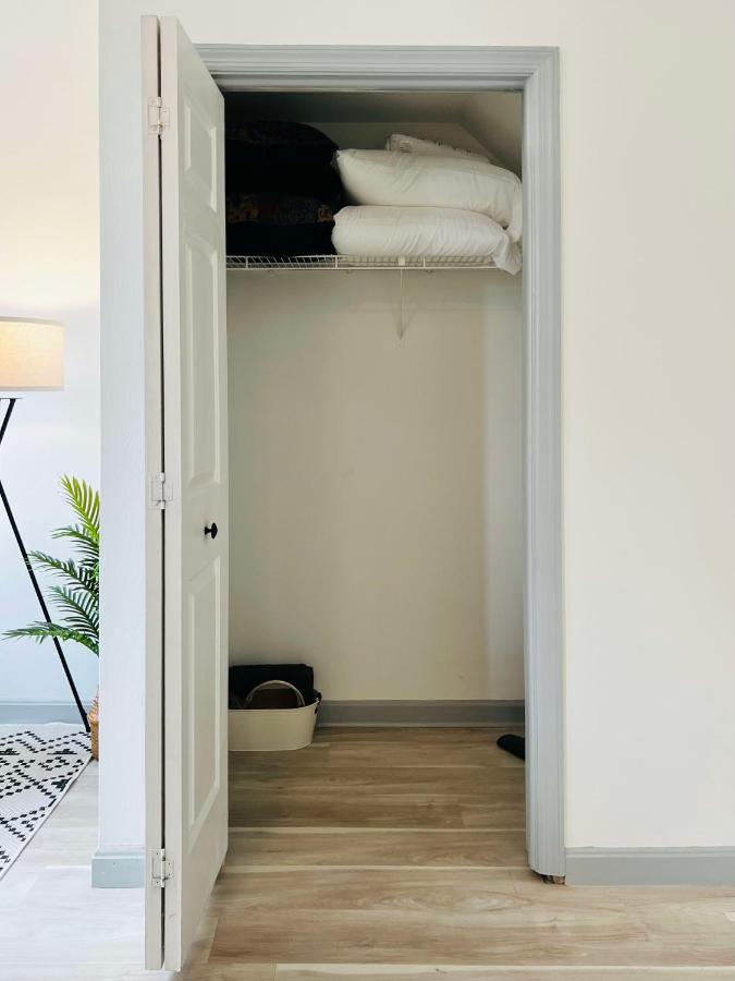 New 1 Bed 1 Bath: Close To Stadiums Hospitals & Downtown Apartment *
